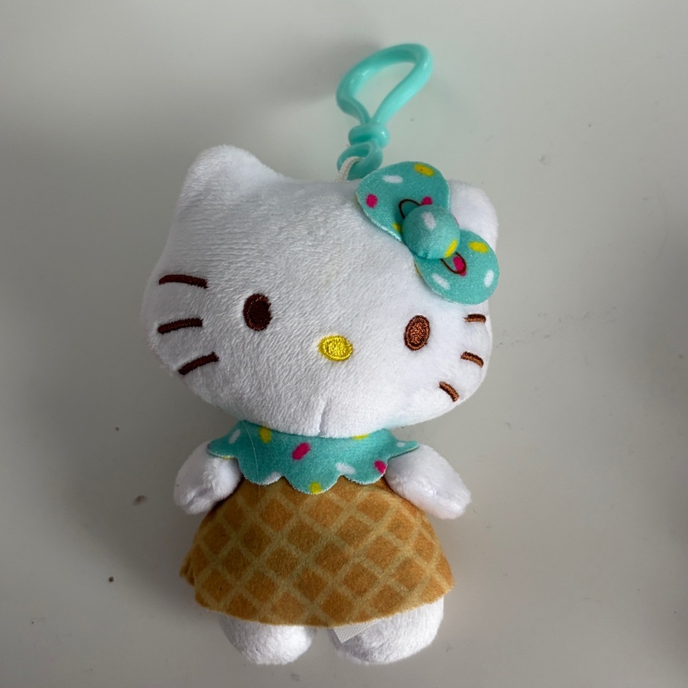 Hello Kitty Keychain Bundle - Picture 2 of 9